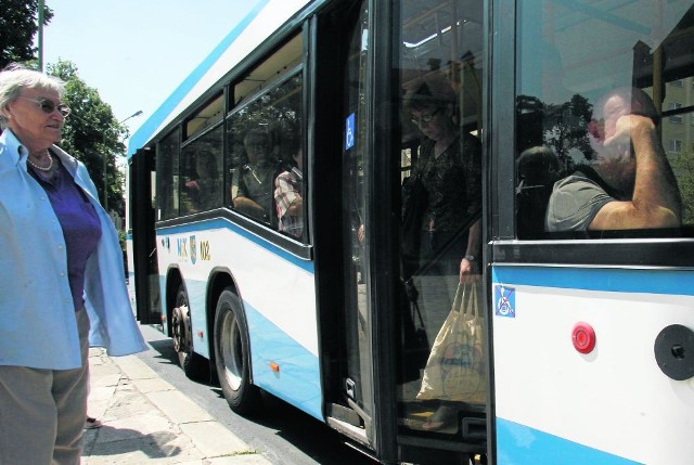 Przy drzwiach autobusów są naklejki informujące, że wózki elektryczne nie są przewożone
