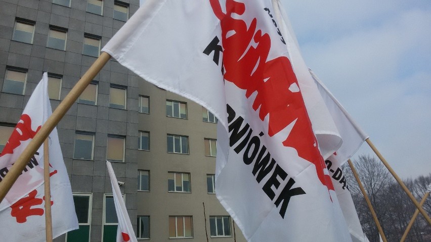 Protest w JSW: niemal 10 tysięcy górników pod siedzibą Jastrzębskiej Spółki Węglowej [WIDEO]