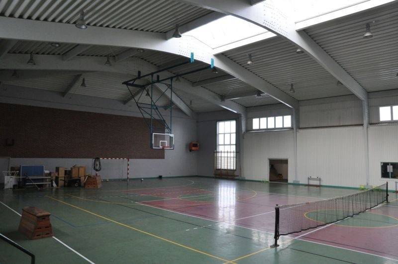 W 2004 roku strop hali sportowej w Byczynie zaczął pękać i...