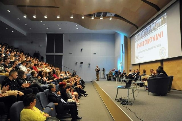 Stowarzyszenie Muszkieterowie Szpiku, Prezydent Miasta Słupska Krystyna Danilecka-Wojewódzka oraz Starosta Słupski Paweł Lisowski zaproszali na Konferencję „NIEPOKONANI Onkokonferencja Młodych” oraz na premierę filmu promującego Dawstwo szpiku „Uśmiechnij się”.Konferencja odbyła się 28 października 2019 r. w Słupskim Inkubatorze Technologicznym. Jej celem było upowszechnienie wiedzy o nowotworach krwi, wolontariacie. Była rozmowa o tym, żeby brać odpowiedzialność za coś, na co mamy wpływ; za dietę ; za zdrowy tryb życia ; o pozytywnym nastawieniu ; o tym, że jedna porażka nie oznacza przegranej. Podczas Konferencji prelegenci rozwiewali wszystkie wątpliwości dot, dawstwa szpiku i komórek macierzystych.