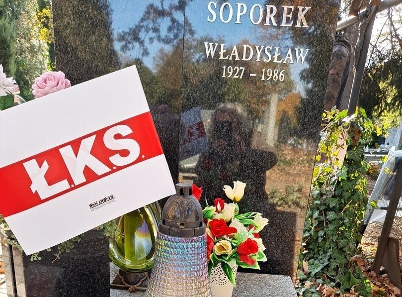 Chorągiewki ŁKS, kwiaty i znicze na 150 grobach zasłużonych ludzi klubu z al. Unii. Galeria zdjęć