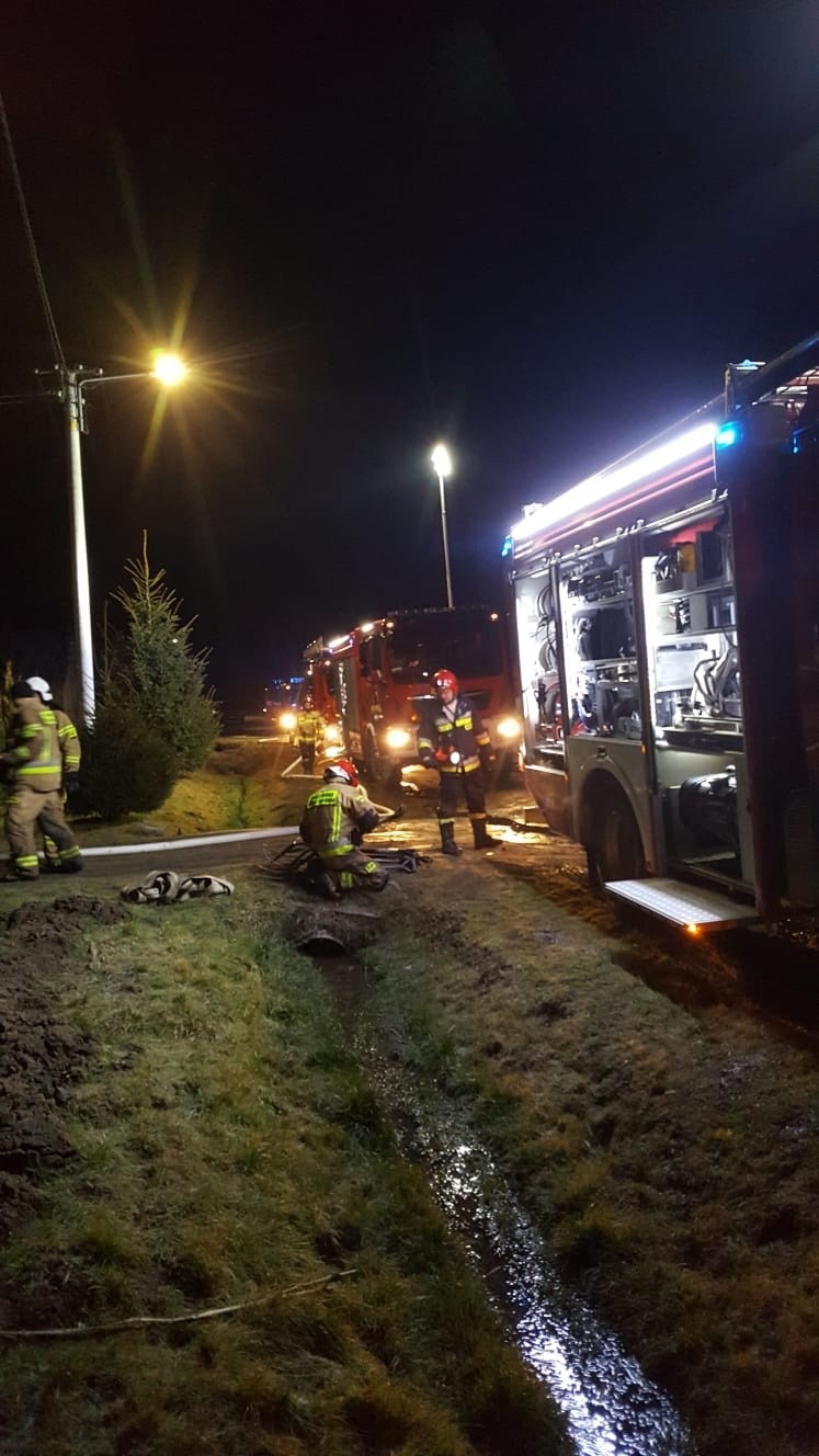 Pożar poddasza domu w miejscowości Gorzków w powiecie kazimierskim. Przyczyną prawdopodobnie zwarcie [ZDJĘCIA] 