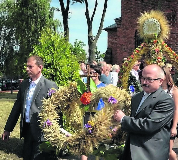 Uczestnicy dożynek ustawili się w korowód i przeszli z kościoła na plac Ochotniczej Straży Pożarnej.