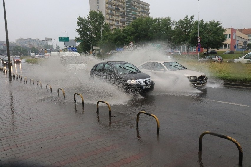 Ulewa we Wrocławiu. Wiele ulic znalazło się pod wodą (ZDJĘCIA)