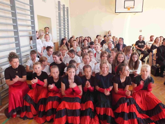 Inauguracja w Szkoła Podstawowa numer 1 imienia Jana Kochanowskiego w Starachowicach. Więcej na kolejnych zdjęciach