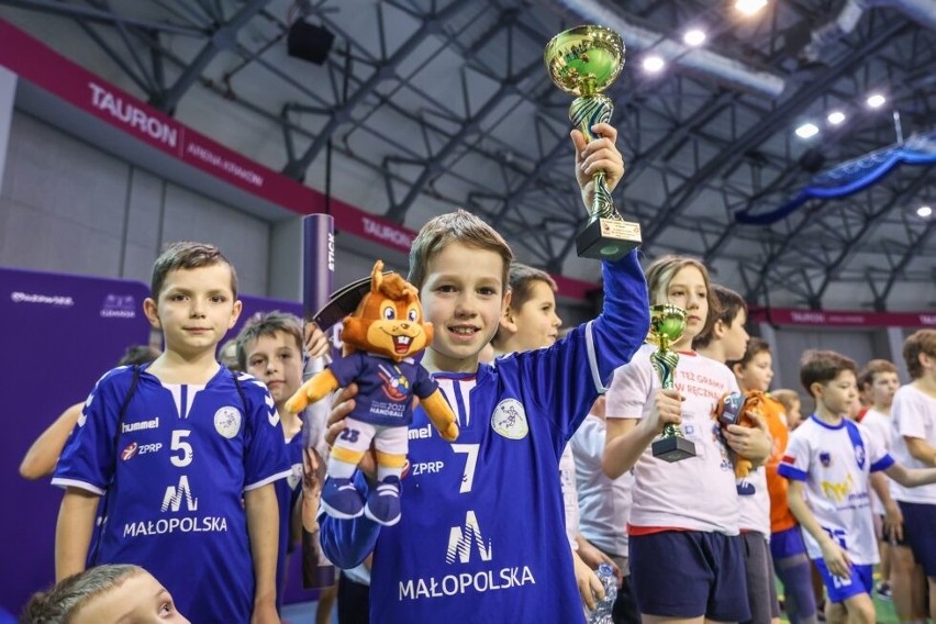 Ponad 80 dzieci w turnieju „My też gramy w ręczną" w małej hali Tauron Areny Kraków. Zobaczcie zdjęcia