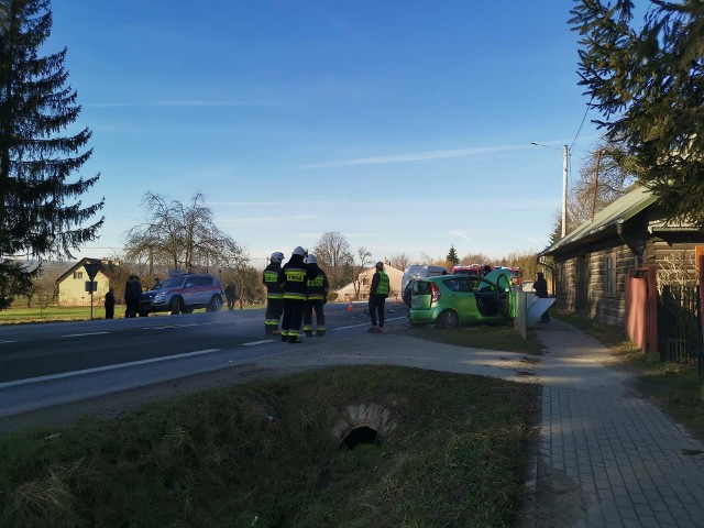 W wypadku ucierpiał 73-letni kierowca suzuki.