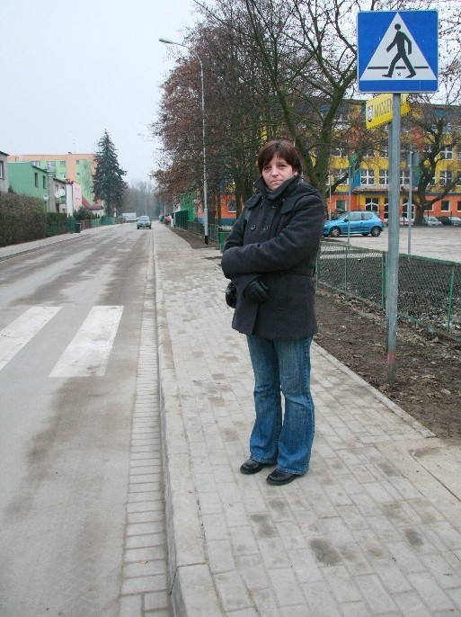 - Należy jak najszybciej wybudować barierki między chodnikiem i ulicą. Chodzi o bezpieczeństwo naszych dzieci - postuluje Danuta Dębowska.