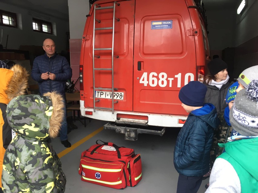Dzieciaki ze Szkoły Podstawowej w Brześciu z wizytą w straży pożarnej. Zobacz zdjęcia 