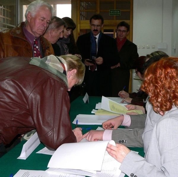 Wysoką, ponad 50-procentową frekwencję zanotowano w Busku Zdroju - głosujący w komisji numer 3 musieli... ustawiać się w kolejce.