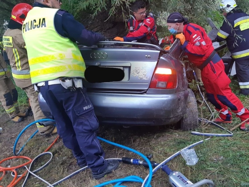 Tragiczny wypadek w Opatowie. Uczniowie jechali do szkoły, audi uderzyło w drzewo. Nie żyje 18-latek, dwie osoby ranne 