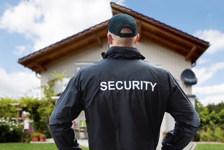 Bezpieczny dom. Jak wybrać drzwi antywłamaniowe, systemy zabezpieczeń, okna, ubezpieczenie, ochronę