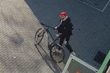 Rozpoznajesz tego mężczyznę? Bydgoska policja szuka złodzieja roweru [wideo]