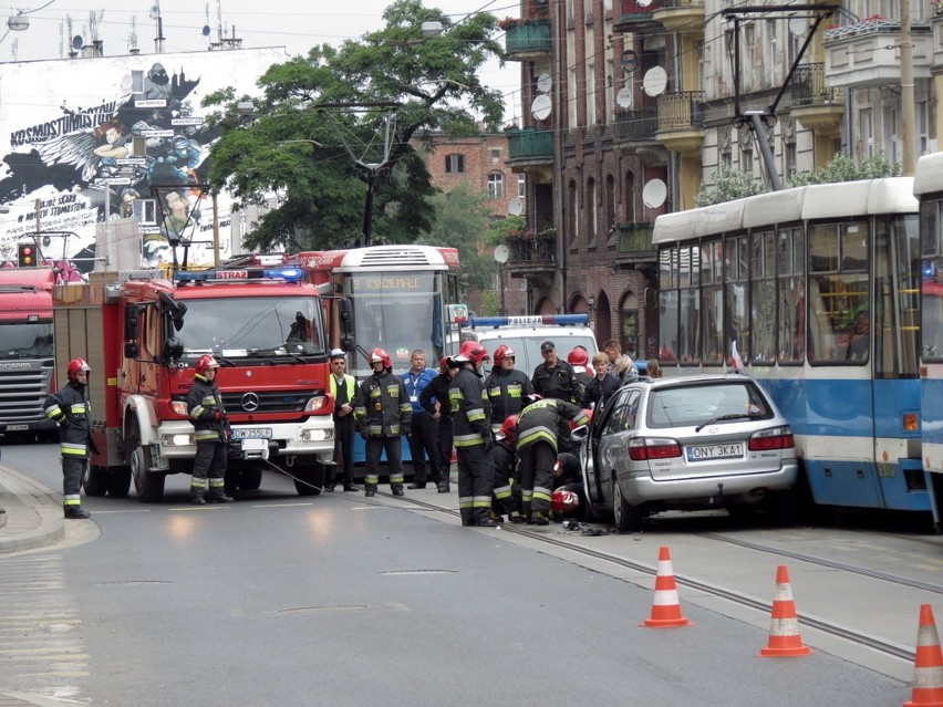 Wrocław: Wypadek na ul. Traugutta (ZDJĘCIA)