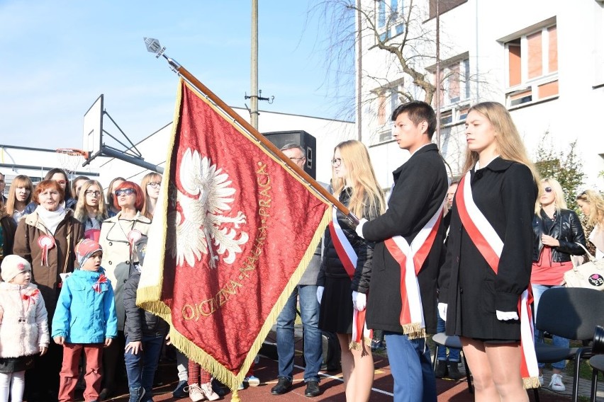 "Rekord dla Niepodległej" w Kielcach. Uczniowie śpiewali hymn w piątek o 11.11 - zobaczcie wideo i zdjęcia