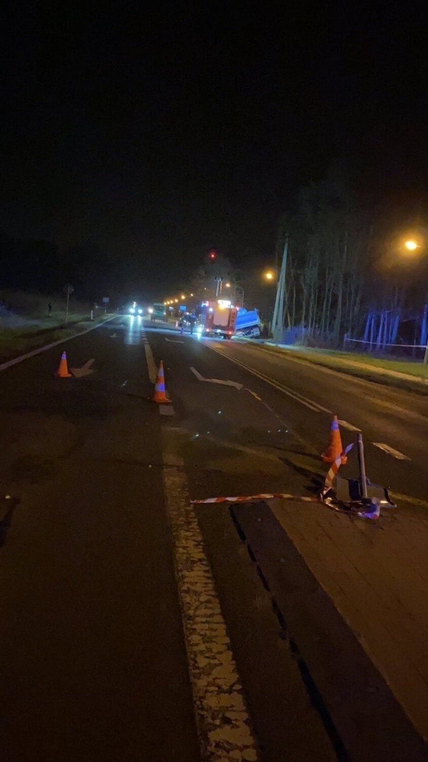 Śmiertelny wypadek w Łasku Kolumnie. Ciężarówka staranowała cztery samochody. Jedna osoba nie żyje