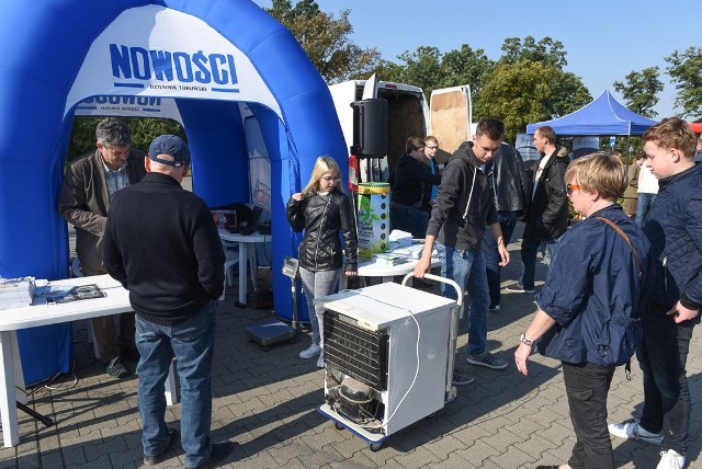 „Nowości” na parkingu obok Centrum Handlowego Bielawy w Toruniu zorganizowały akcję „Drzewko za makulaturę”. Każdy kto przyszedł z wyciętym kuponem z gazety i dodatkowo przyniósł odpowiednią ilość makulatury, elektroodpadów albo jedną sztukę dużego sprzętu RTV i AGD, otrzymał sadzonkę drzewa pochodzącą z Nadleśnictwa Dobrzejewice.Polecamy:  "NOWOŚCI" PLUS. Zobacz co dla Ciebie przygotowaliśmy!Zobacz także wideo: Info z Polski