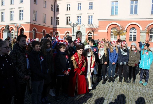 - Ten temat bardzo mnie męczył, bo zawsze obchodziliśmy to święto poważnie. Składaliśmy kwiaty pod pomnikiem, gdzie uczciliśmy wszystkich tych, którzy walczyli o naszą wolność – przyznaje Marek Antoniewicz, burmistrz Grodkowa. – Natomiast powinniśmy się cieszyć z tego święta, stąd pojawił się pomysł, by spotkać się na grodkowskim Rynku i uczestniczyć wspólnie w części artystycznej.   Obchody rozpoczęły się od złożenia kwiatów i zniczy pod Pomnikiem Nieznanego Żołnierza, po czym została odprawiona msza święta w intencji ojczyzny. W drugiej części mogliśmy usłyszeć utwory patriotyczne w wykonaniu zespołów ludowych z Głębocka i Kopic