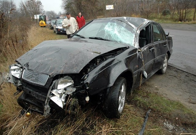 Kolejne uderznia zniszczyły auto ze wszystkich stron. Kierowca wyszedł z opresji cało.