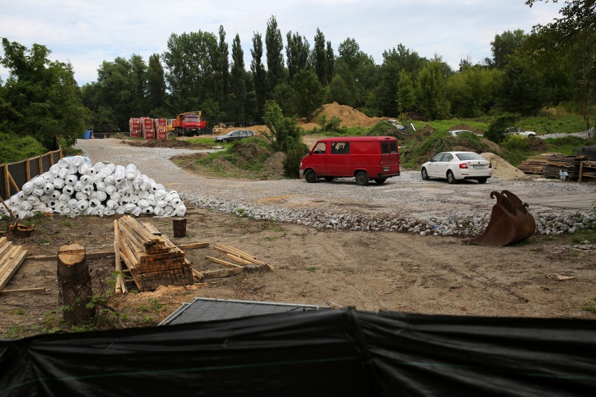 Zielony teren przy Wańkowicza to teraz wielki plac budowy....