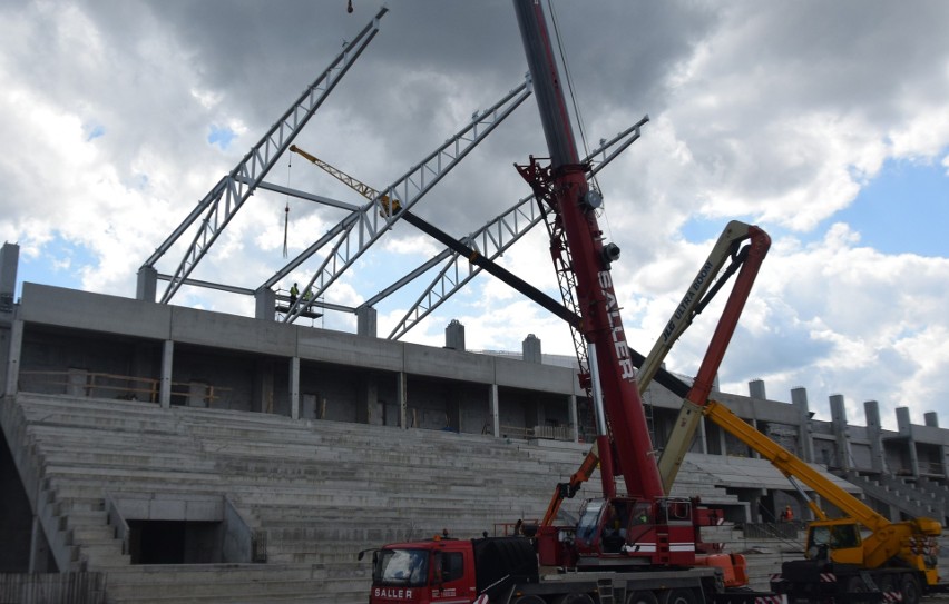 Budowa nowego stadionu dla Radomiaka. W środę, 1 czerwca rozpoczął się montaż dachu na trybunie południowej. Zobaczcie nowe zdjęcia