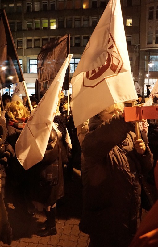 Mroczny protest w Łodzi. Przeciwnicy likwidacji gimnazjów byli głośno, ale rządu by nie wystraszyli