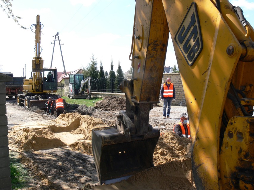 Trwa budowa kanalizacji na ulicy Polnej w Sandomierzu. Do sieci podpiętych zostanie ponad 40 budynków [ZDJĘCIA]