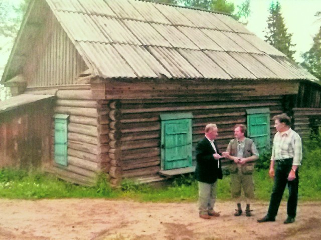 Tadeusz Rzeszutek (z lewej) po wielu latach odwiedził posiołek, do którego został zesłany wraz z rodziną w 1940 roku. Zadbał, by pojawiła się tam pamiątkowa tablica.