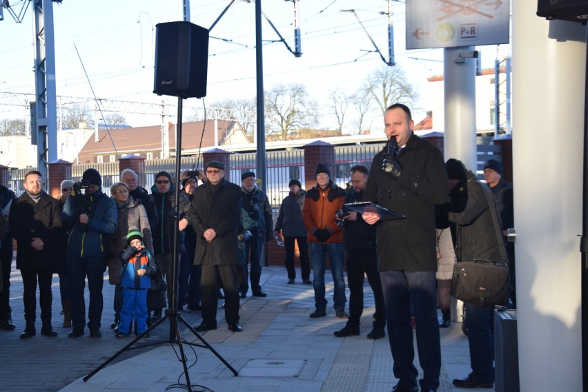 Odsłonięcie płyty pamiątkowej w hołdzie dla Sławomira Pajora w Zintegrowanym Centrum Przesiadkowym [ZDJĘCIA]