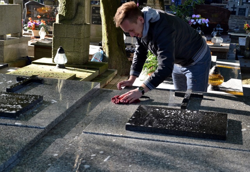 Cmentarze w Lublinie: Sprzątamy groby, kupujemy kwiaty i znicze (zobacz CENY)