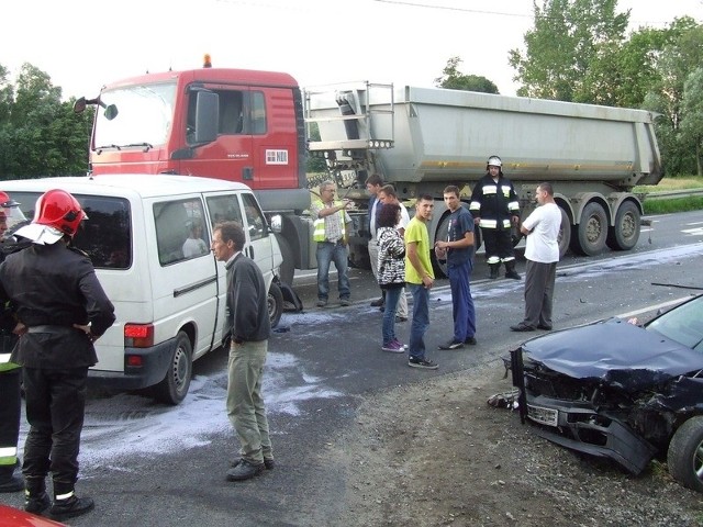 W poniedziałek do groźnie wyglądającej kraksy doszło na drodze krajowej "55&#8221; w  Paparzynie.Sprawca zdarzenia, kierowca golfa, wyjechał z drogi podporządkowanej