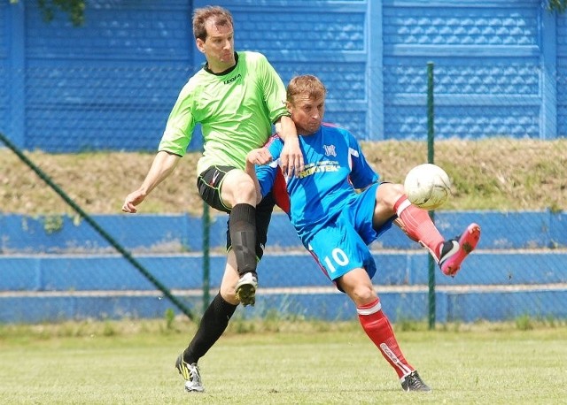 Karol Drej (z lewej) był najskuteczniejszym graczem Łysicy w minionym sezonie. W sumie strzelił on 9 goli. 