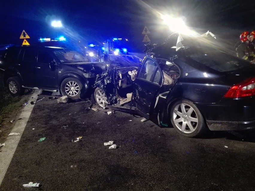 Koszmarny wypadek na DK1 pod Myszkowem: Kierowca mitsubishi jechał pod prąd. Zderzył się czołowo z volvo. Jedna osoba zginęła