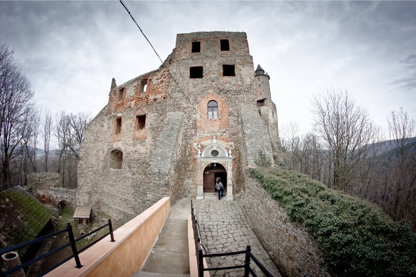 Zamek Grodno znajduje się na szczycie góry Choina (ok. 450 m...