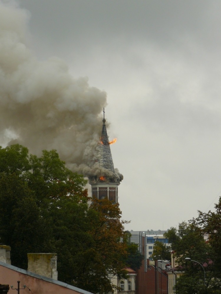Pożar kościoła w obiektywie Internautów