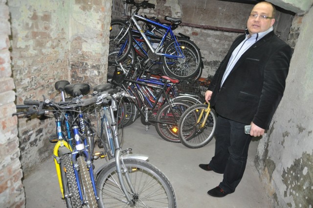 Rzecznik Marcin Tadzik, pokazując nam magazyn biura rzeczy znalezionych, ze zdumieniem odkrył, że jeden z rowerów tam przechowywanych kilka lat temu został mu ukradziony