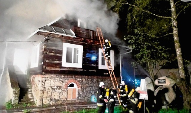 Z ogniem szalejącym na Kowańcu walczyło w nocy 80 strażaków zawodowych i ochotników. Ich praca trwała 7 godzin