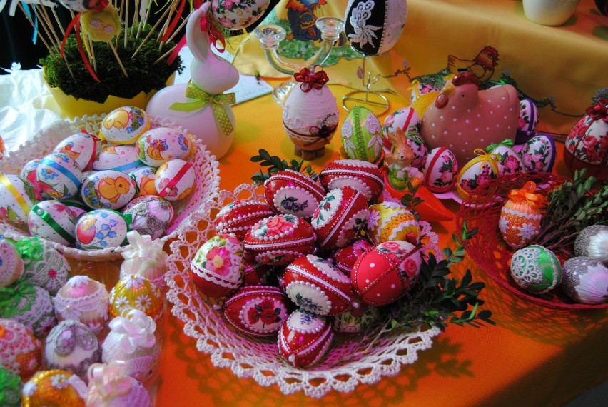 Wielkanocny Kiermasz po raz pierwszy we Włoszczowie. Można było podziwiać i kupować świąteczne cudeńka (ZDJĘCIA)