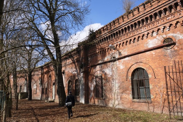 Koparka przygniotła jednego z pracowników na placu budowy Muzeum Twierdzy Toruń. 44-latek nie żyje.