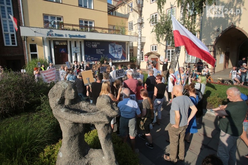 Protest przed siedzibą PiS w Szczecinie po środowych...