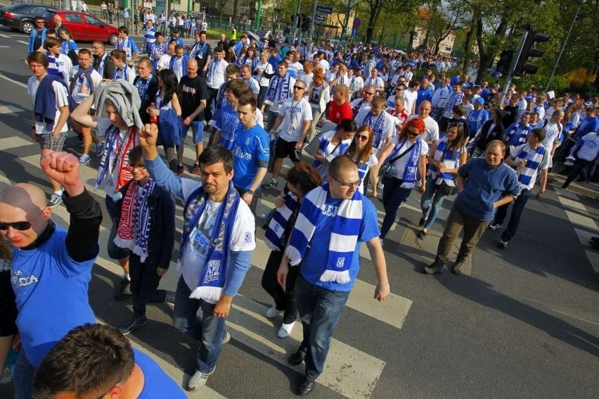 Kibice Lecha Poznań przemaszerowali na stadion przy...