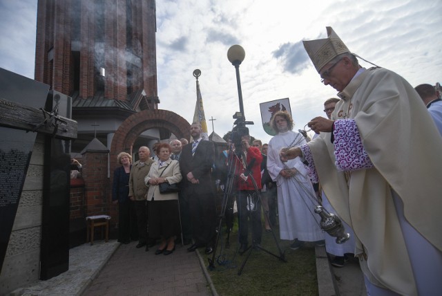 Uroczystość odsłonięcia pomnika ofiar Tragedii Górnośląskiej w Tychach poprzedziła uroczysta msza święta w kościele w Wilkowyjach. Przewodniczył jej abp Wiktor Skworc.