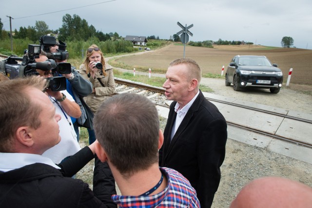 Prokurator Witold Preis ponad rok zbierał materiały dotyczącego wypadku na przejeździe kolejowym w Pniewitem, w którym zginęło dwoje dzieci. Ostatecznie zdecydował się umorzyć sprawę.