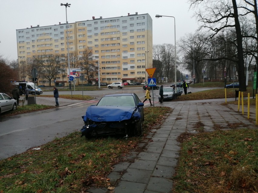 Wypadek na skrzyżowaniu ulic Zgierskiej i Kniaziewicza. Jedna osoba poszkodowana ZDJĘCIA