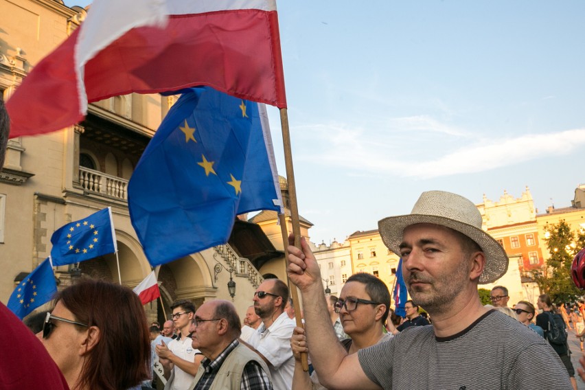 Na krakowskim Rynku znów zapłonęło światełko dla sądów [ZDJĘCIA]