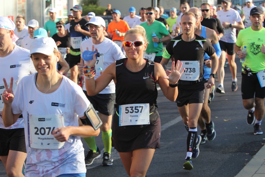 Zdjęcia z maratonu w Poznaniu 2018 - biegacze na pierwszym...