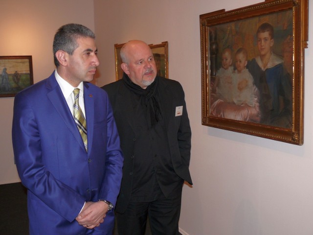 Ambasador Republiki Armenii Edgar Ghazaryan na wystawie w towarzystwie Marka Wiatrowicza.