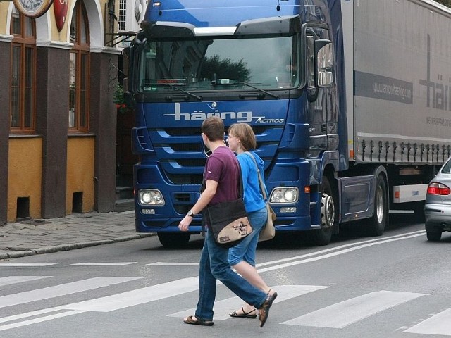 Mieszkańcy narzekają, że ciężkie pojazdy rozjeżdżają zabytkowe centrum miasta.