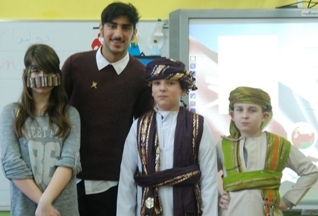 Saud z Omanu zadbał o regionalne stroje by przybliżyć uczniom tradycję swojeg kraju.