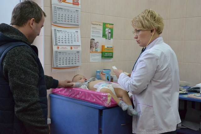 W NZOZ "WIMED" w Lipnie pediatra Katarzyna Czachorowska bada rocznego Kacperka